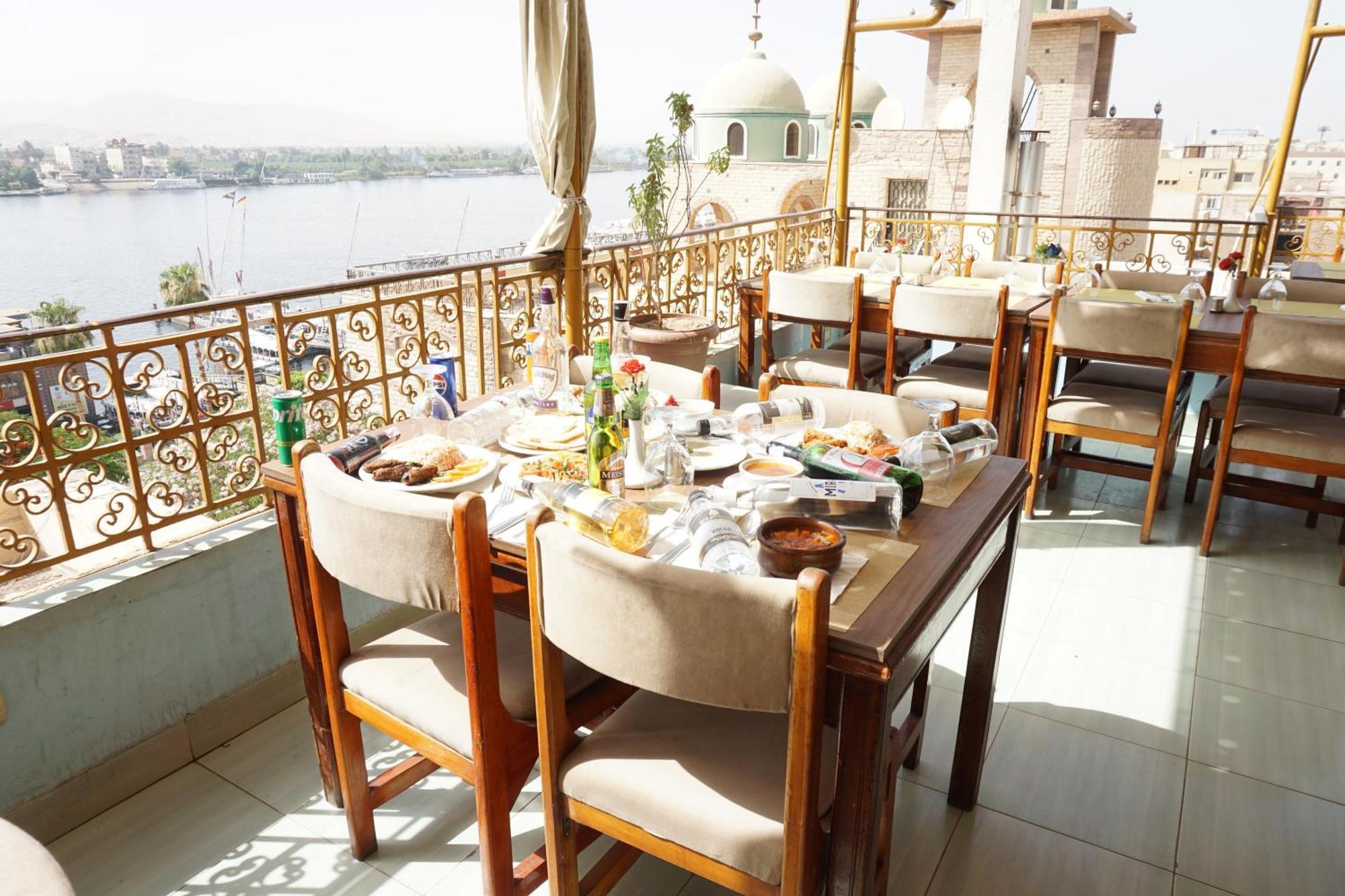 Merry Land Hotel & Roof Top Nile Restaurant Luxor Esterno foto