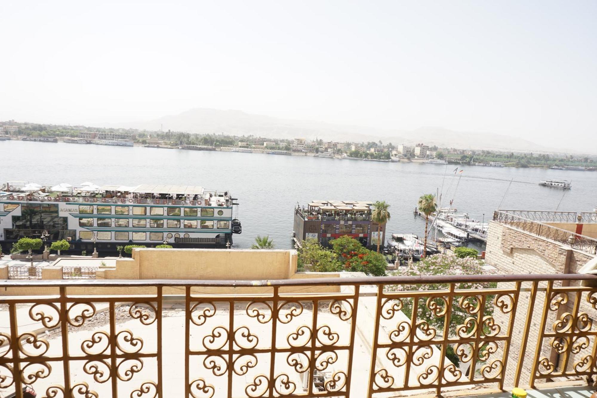 Merry Land Hotel & Roof Top Nile Restaurant Luxor Esterno foto