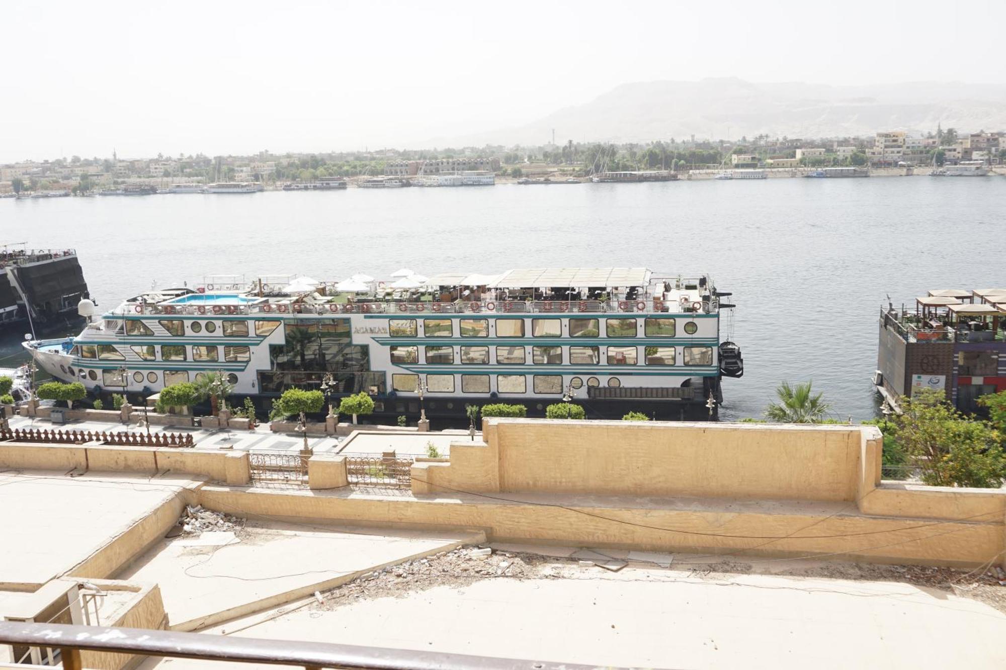 Merry Land Hotel & Roof Top Nile Restaurant Luxor Esterno foto