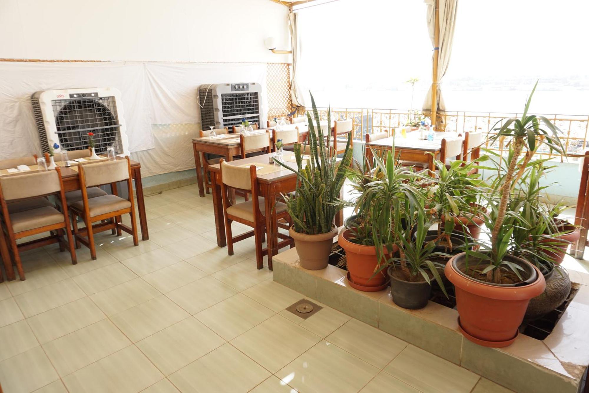 Merry Land Hotel & Roof Top Nile Restaurant Luxor Esterno foto